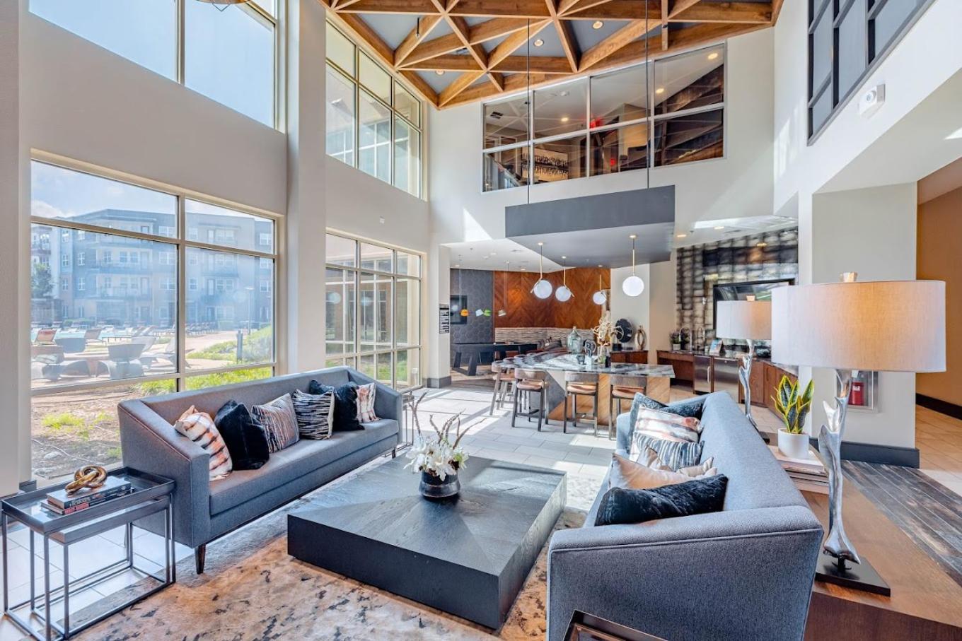 Cozy 2-bedroom In Lovely Apartment *