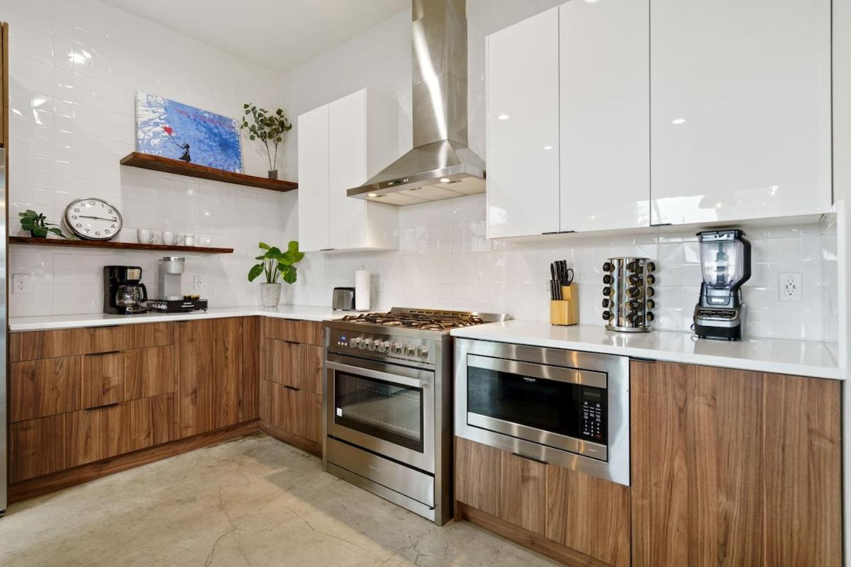 Luxury Near Downtown & Airport! Holiday home