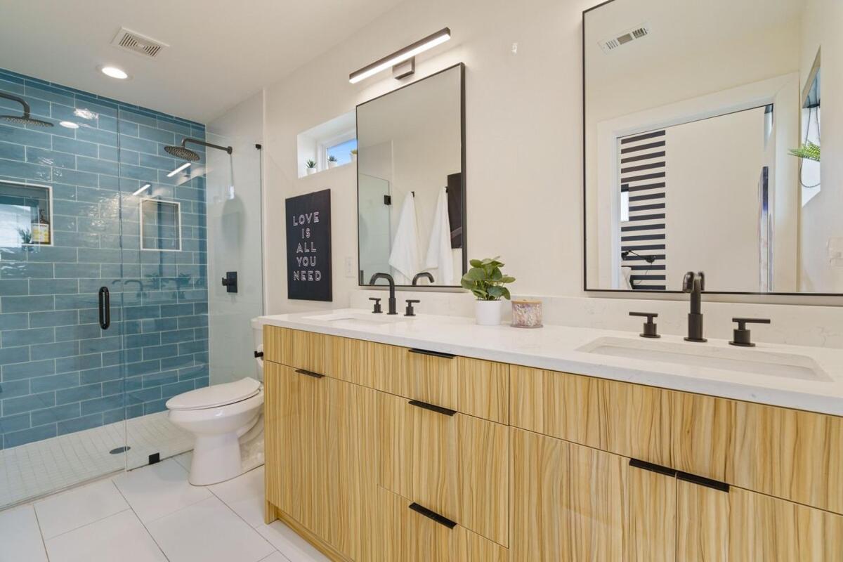 Luxury Near Downtown & Airport! Holiday home