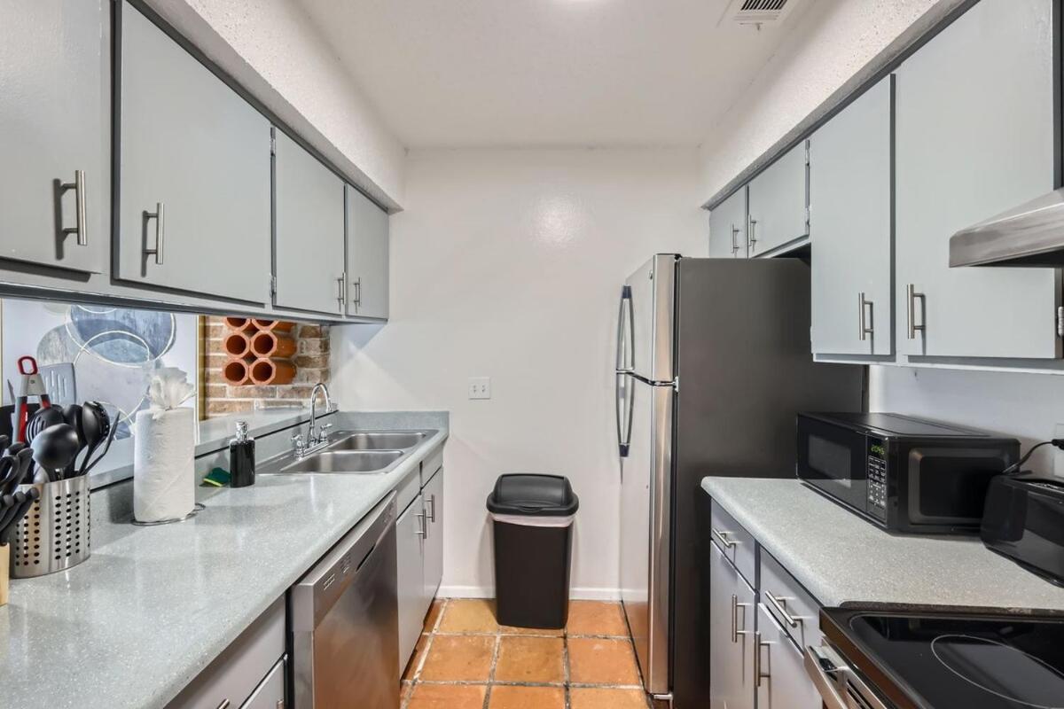 Your Cozy King Getaway - Sleeps 4 - Pool, Prkg Apartment *