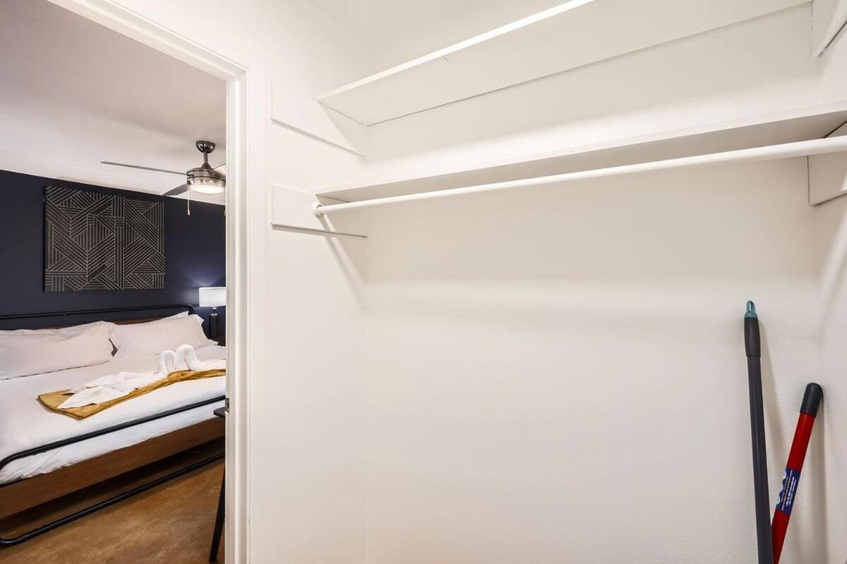 Apartment Your Cozy King Getaway - Sleeps 4 - Pool, Prkg *