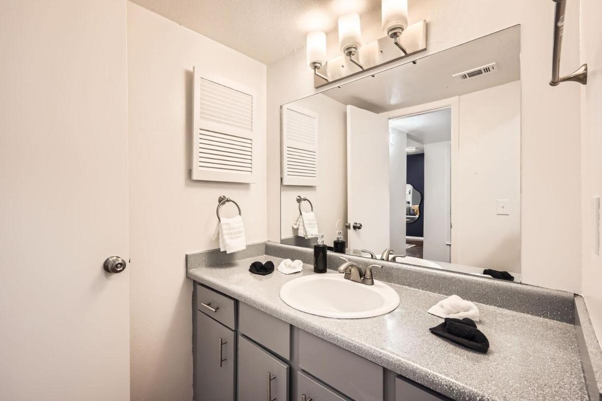 Your Cozy King Getaway - Sleeps 4 - Pool, Prkg Apartment Austin