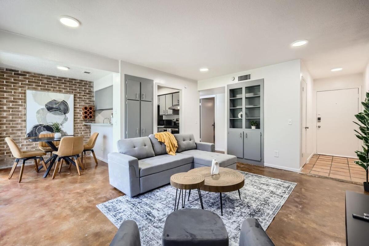 Your Cozy King Getaway - Sleeps 4 - Pool, Prkg