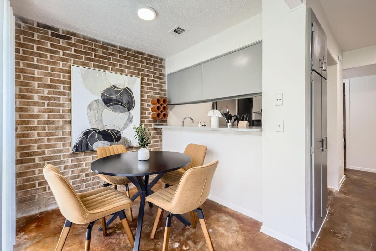 Apartment Your Cozy King Getaway - Sleeps 4 - Pool, Prkg Austin