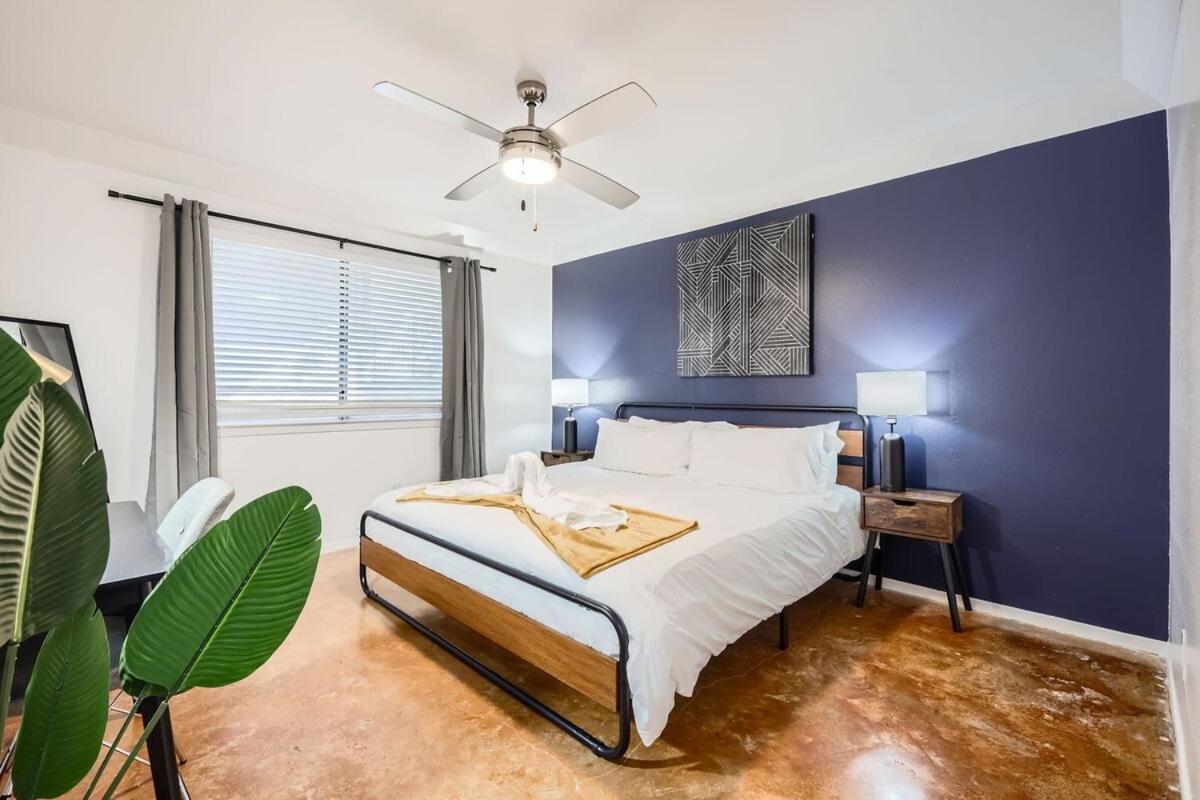 Apartment Your Cozy King Getaway - Sleeps 4 - Pool, Prkg