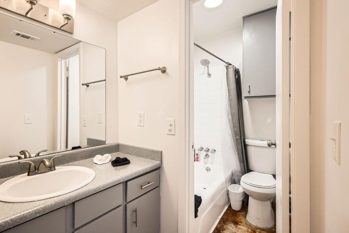 Apartment Your Cozy King Getaway - Sleeps 4 - Pool, Prkg Austin