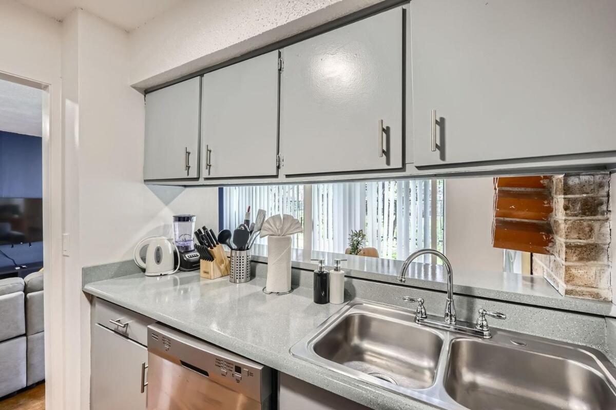 Your Cozy King Getaway - Sleeps 4 - Pool, Prkg Apartment Austin