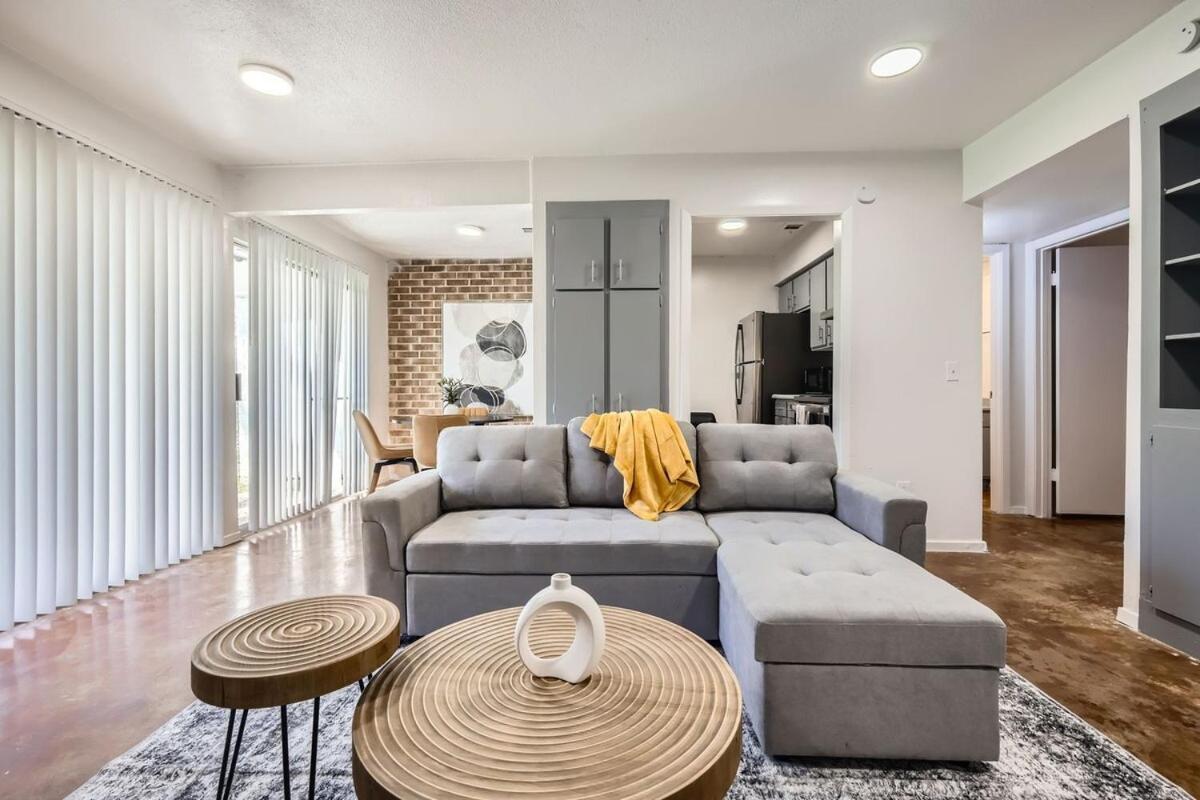 Apartment Your Cozy King Getaway - Sleeps 4 - Pool, Prkg *