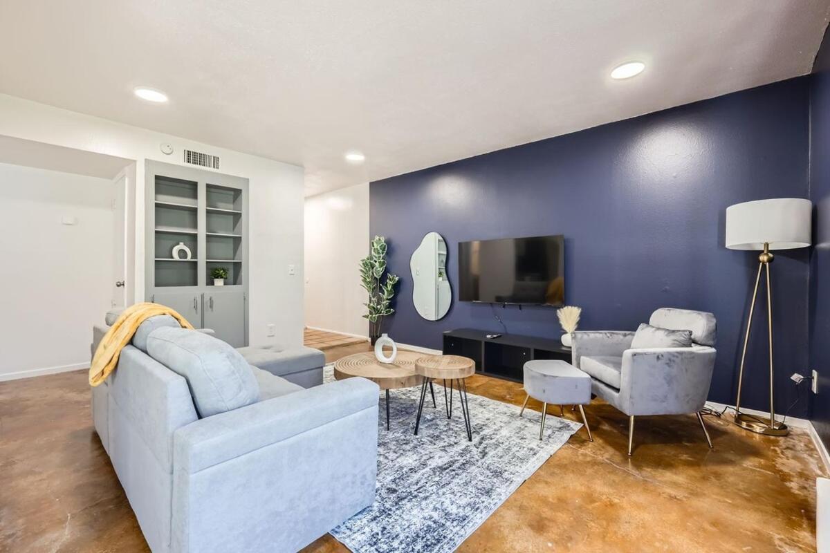 Apartment Your Cozy King Getaway - Sleeps 4 - Pool, Prkg Austin