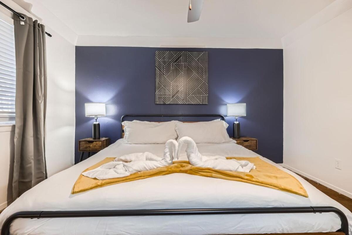 Your Cozy King Getaway - Sleeps 4 - Pool, Prkg *