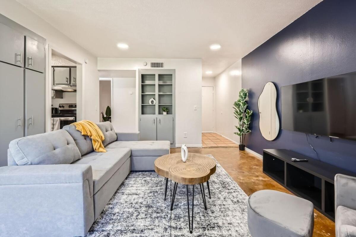 Your Cozy King Getaway - Sleeps 4 - Pool, Prkg Austin