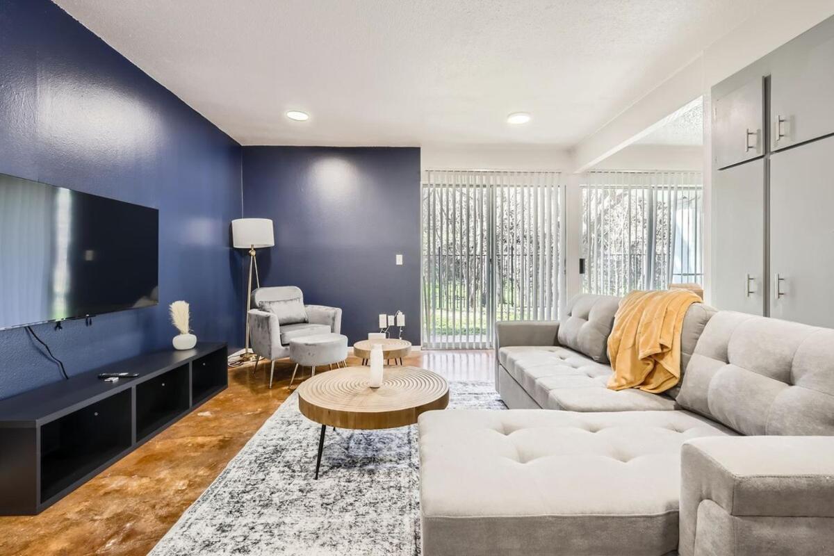 Apartment Your Cozy King Getaway - Sleeps 4 - Pool, Prkg