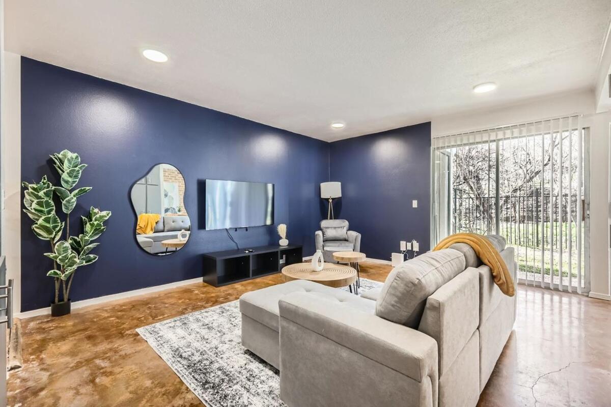 Your Cozy King Getaway - Sleeps 4 - Pool, Prkg Apartment *
