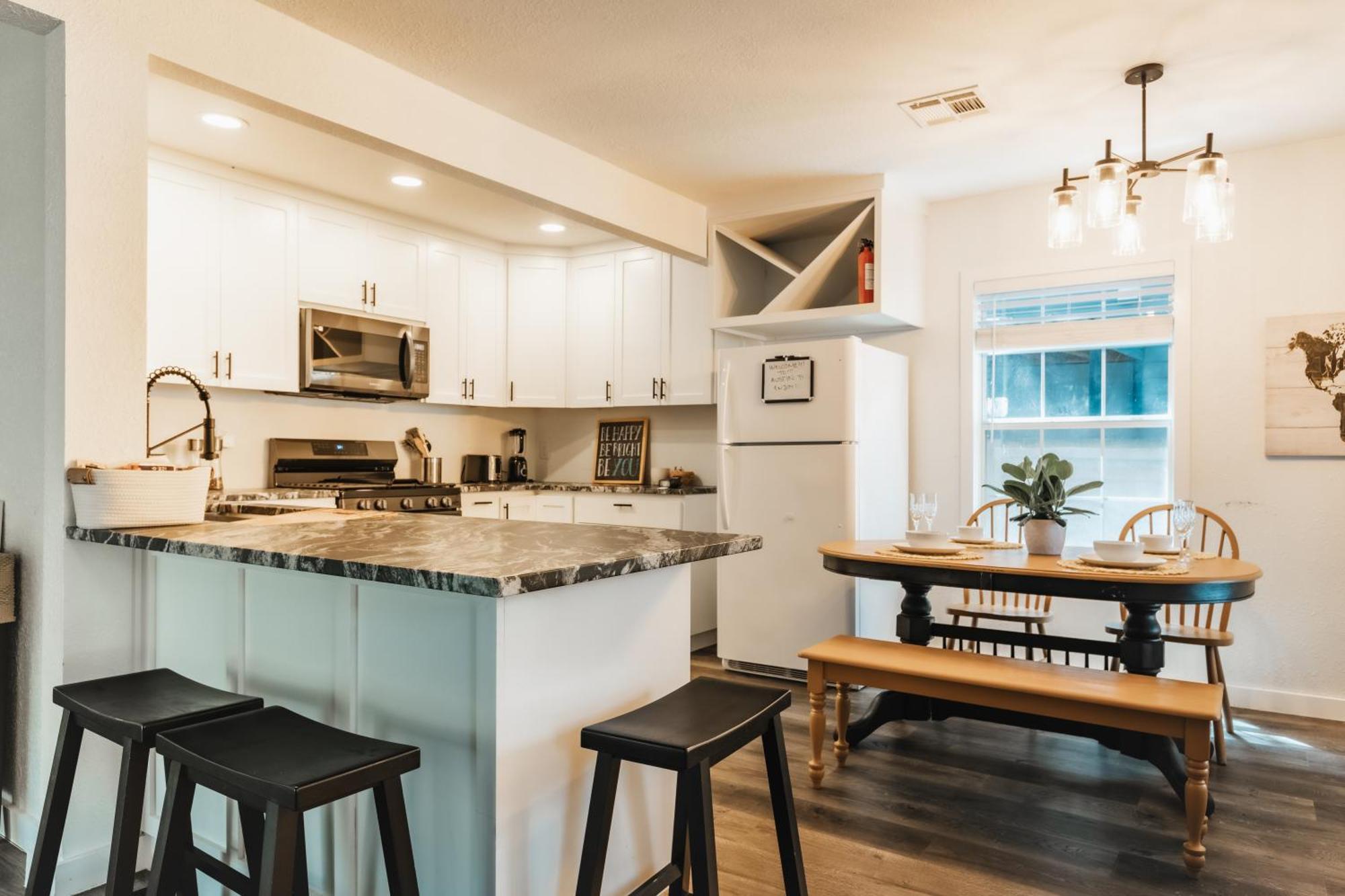 Modern Atx Escape - Walks To Lake, Spacious, King Bed Holiday home Austin