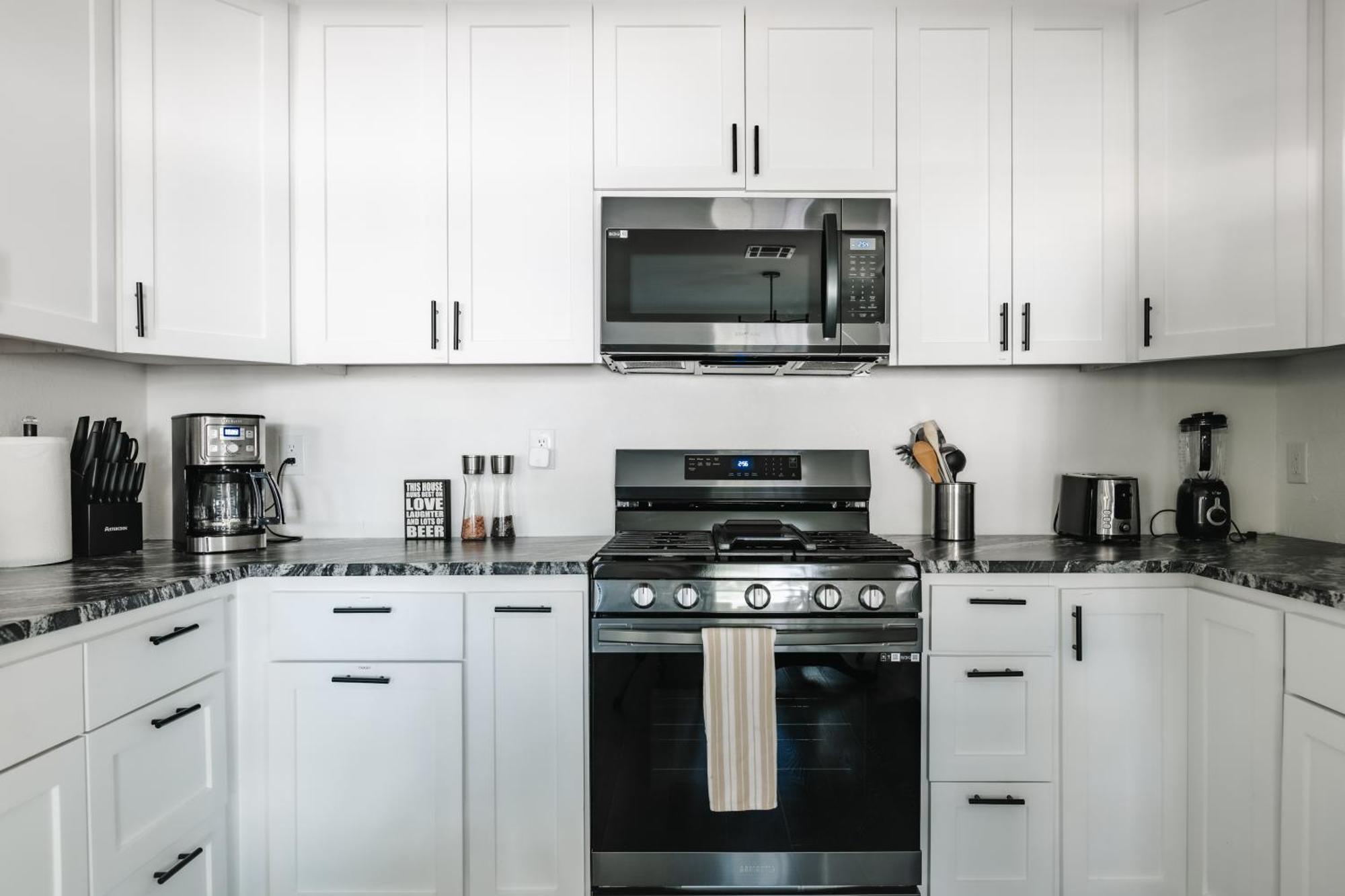 Modern Atx Escape - Walks To Lake, Spacious, King Bed