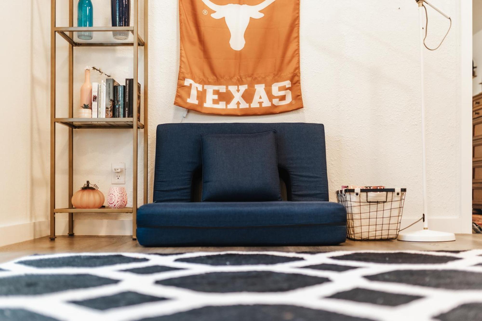 Modern Atx Escape - Walks To Lake, Spacious, King Bed Holiday home Austin