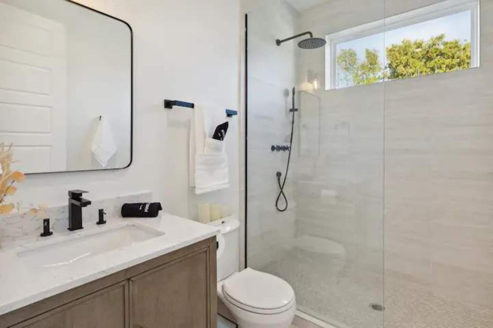 Bright & Airy 3br - Perfect Location And Balcony *