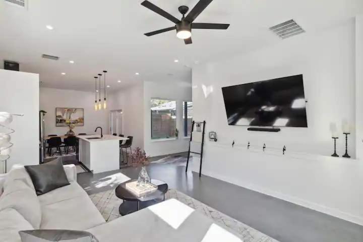 Bright & Airy 3br - Perfect Location And Balcony Holiday home *