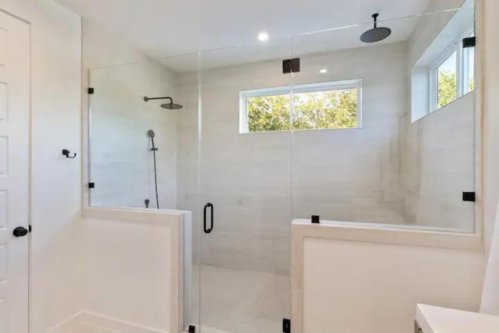 Bright & Airy 3br - Perfect Location And Balcony *