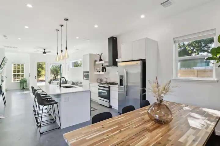 Holiday home Bright & Airy 3br - Perfect Location And Balcony *