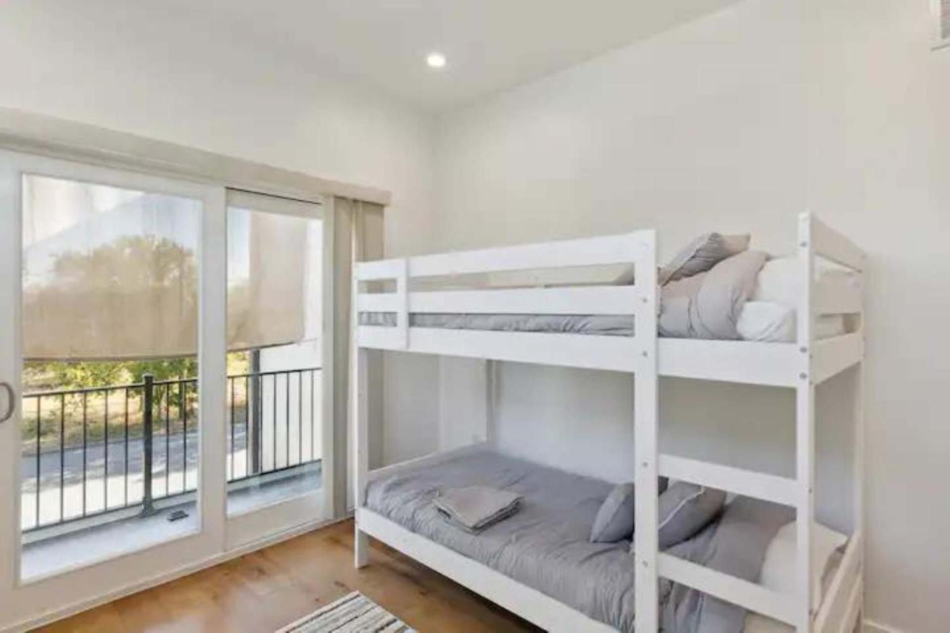 Holiday home Bright & Airy 3br - Perfect Location And Balcony