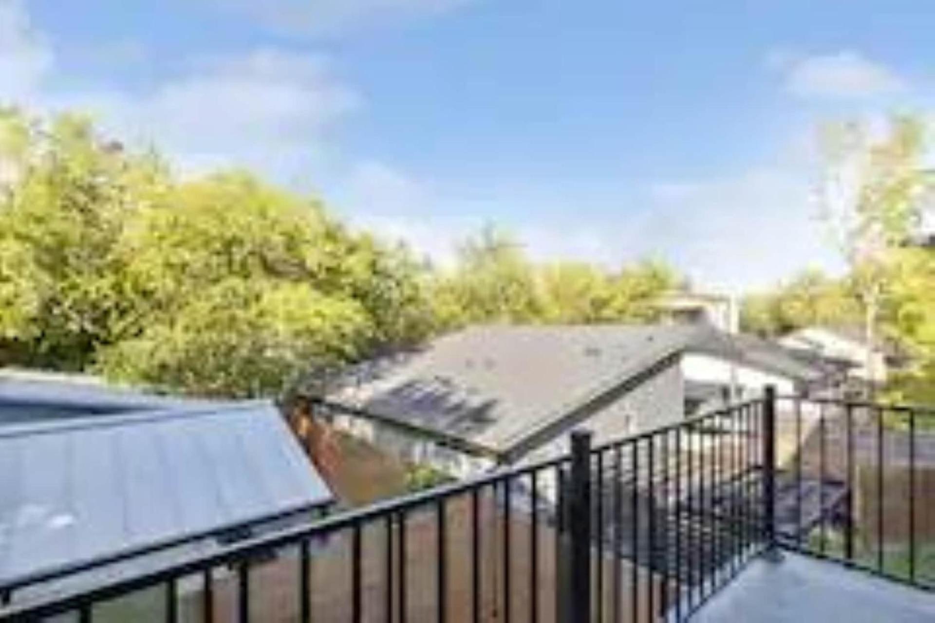Bright & Airy 3br - Perfect Location And Balcony Holiday home