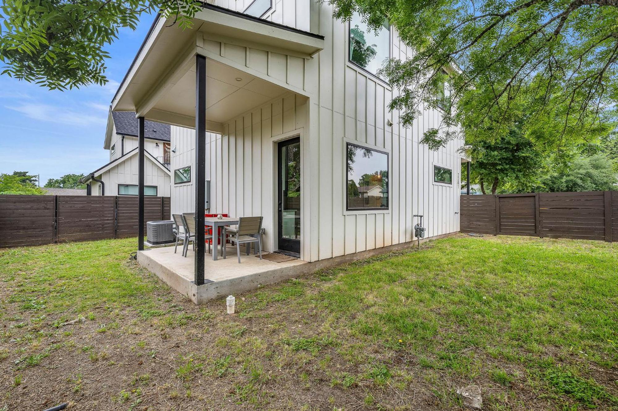 Holiday home Artists Hideaway - Huge Yard And Workspace Austin