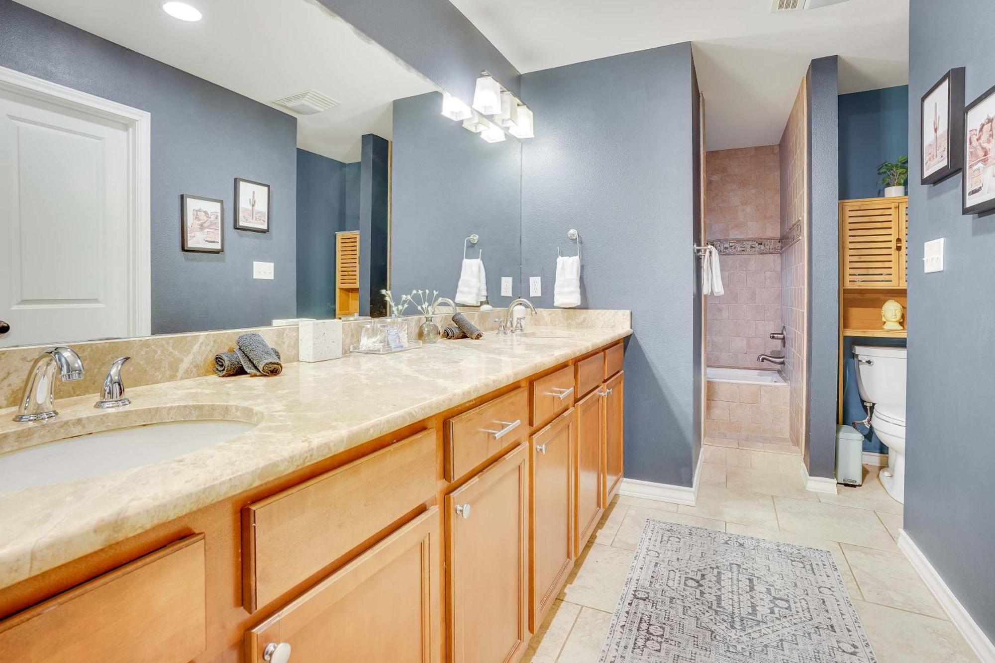 Holiday home 4br Hyde Park Oasis With Pool Jacuzzi