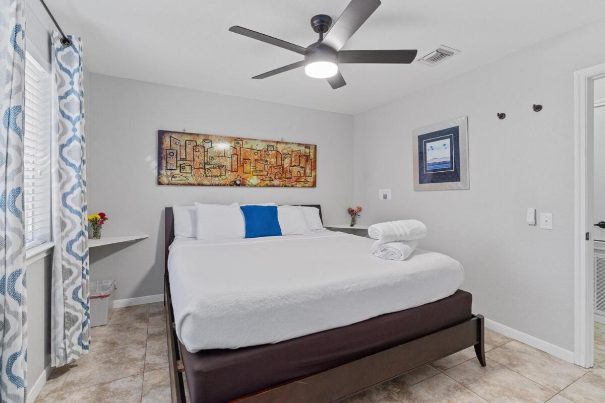 Svens Castle Modern Games 5 Miles To Downtown Atx Holiday home *