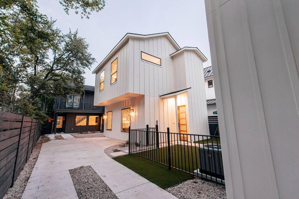 Clarksville Mansion With Breathtaking Skyline View