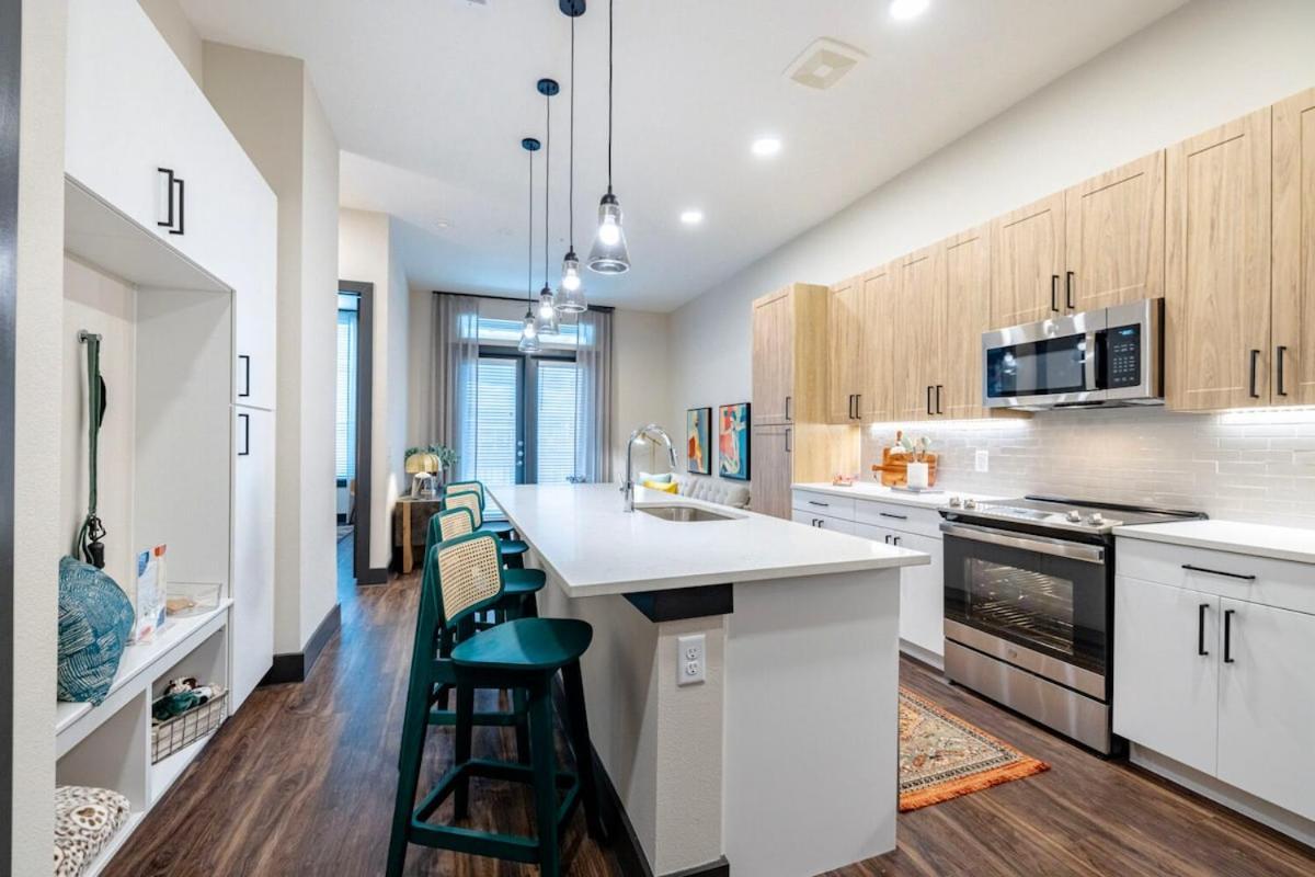 Chic Fast Wifi & Free Parking Apartment