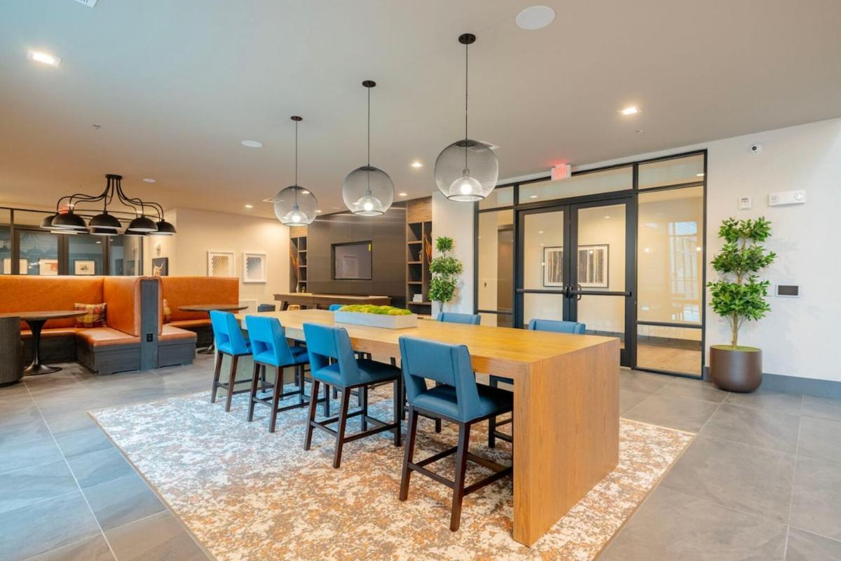 Luxury 2br With Pool & Gym Access Apartment