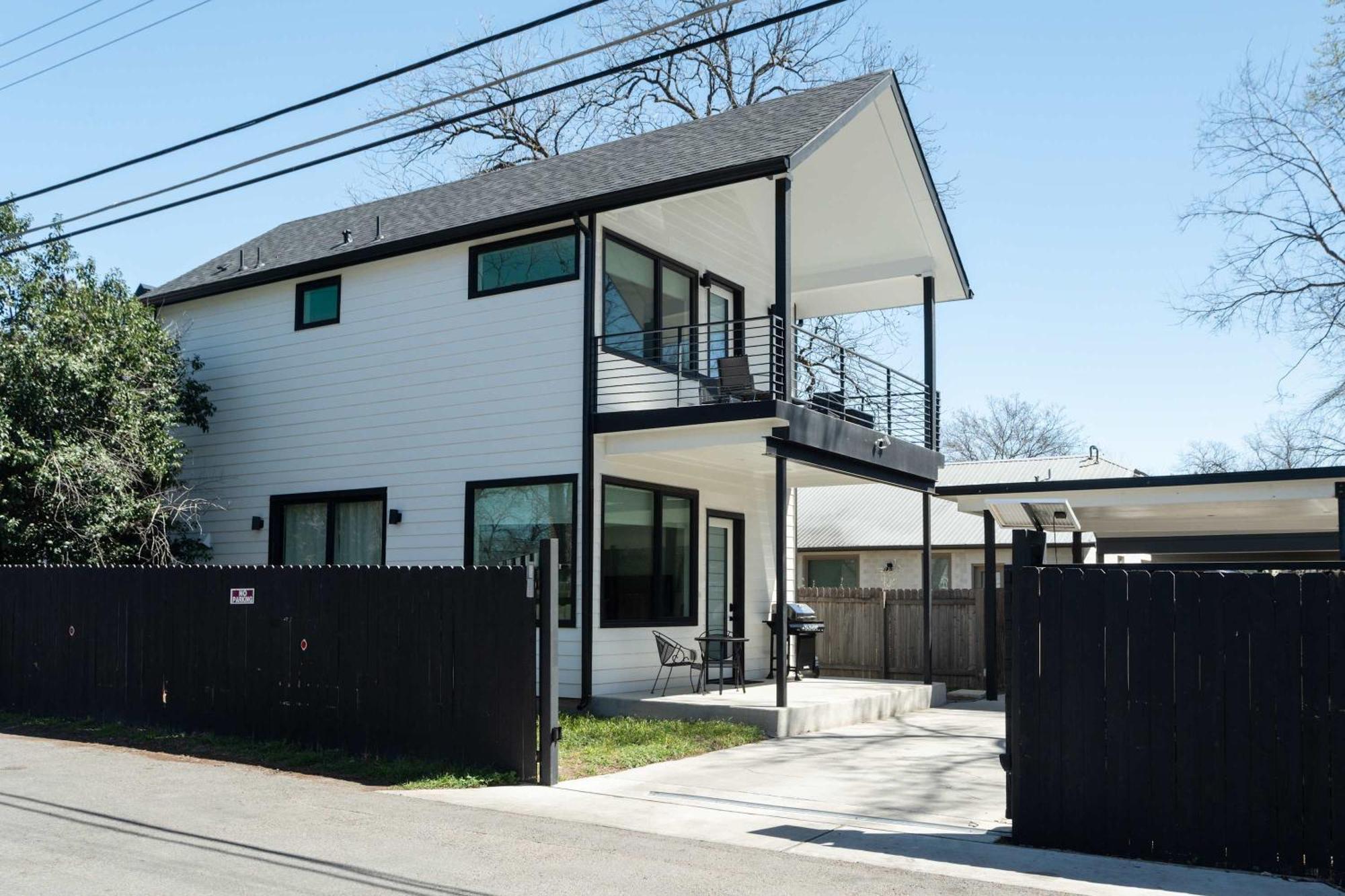 Modern Near The Of Texas Austin