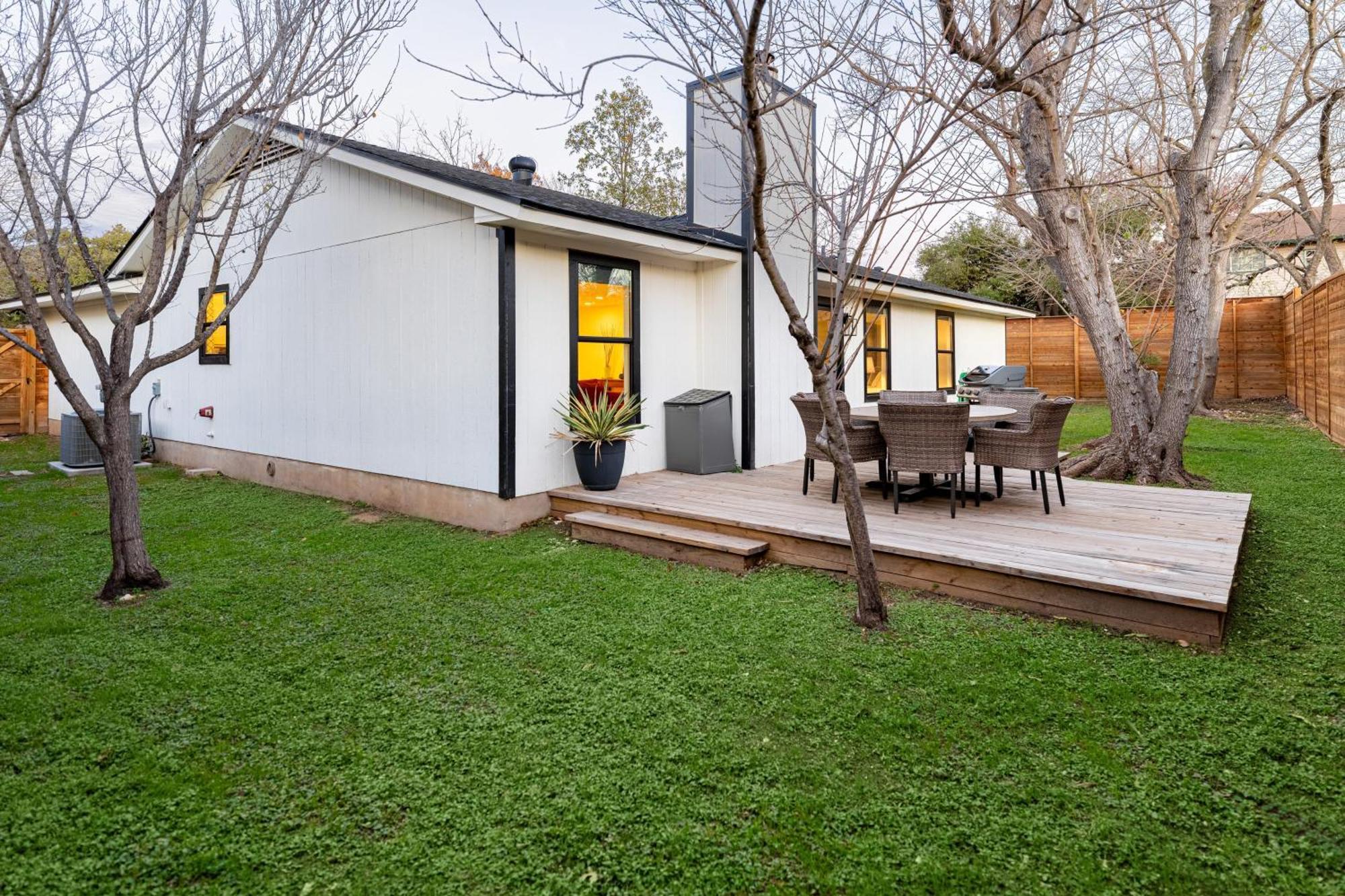 Holiday home Private Yard W Bbq Games Steps To South Congress Barton Creek Clarksburg