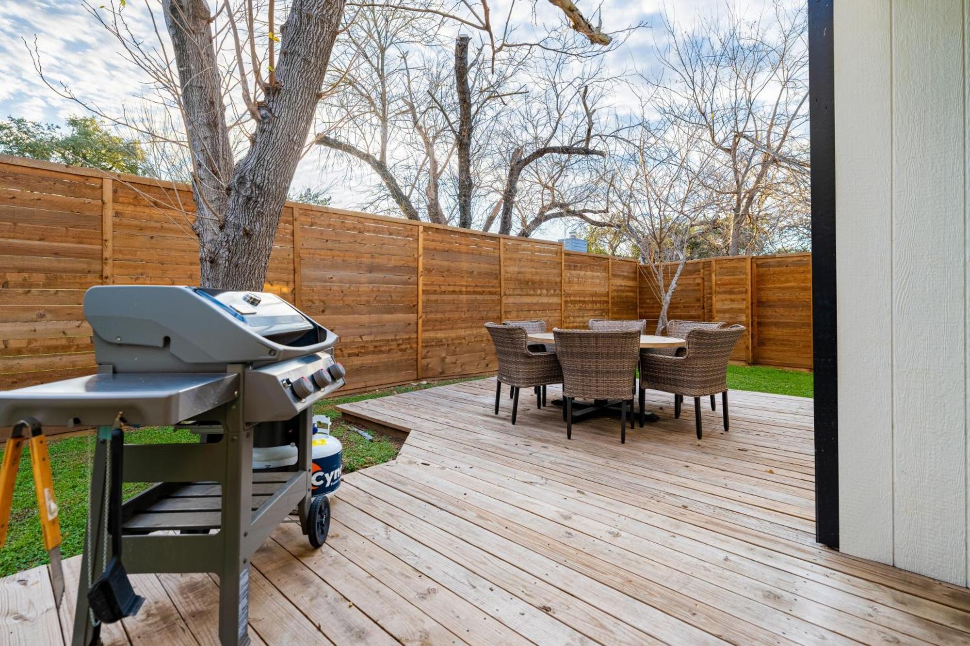 Private Yard W Bbq Games Steps To South Congress Barton Creek Clarksburg Holiday home Austin