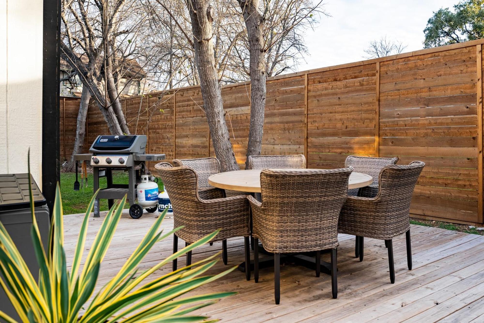 Private Yard W Bbq Games Steps To South Congress Barton Creek Clarksburg Austin