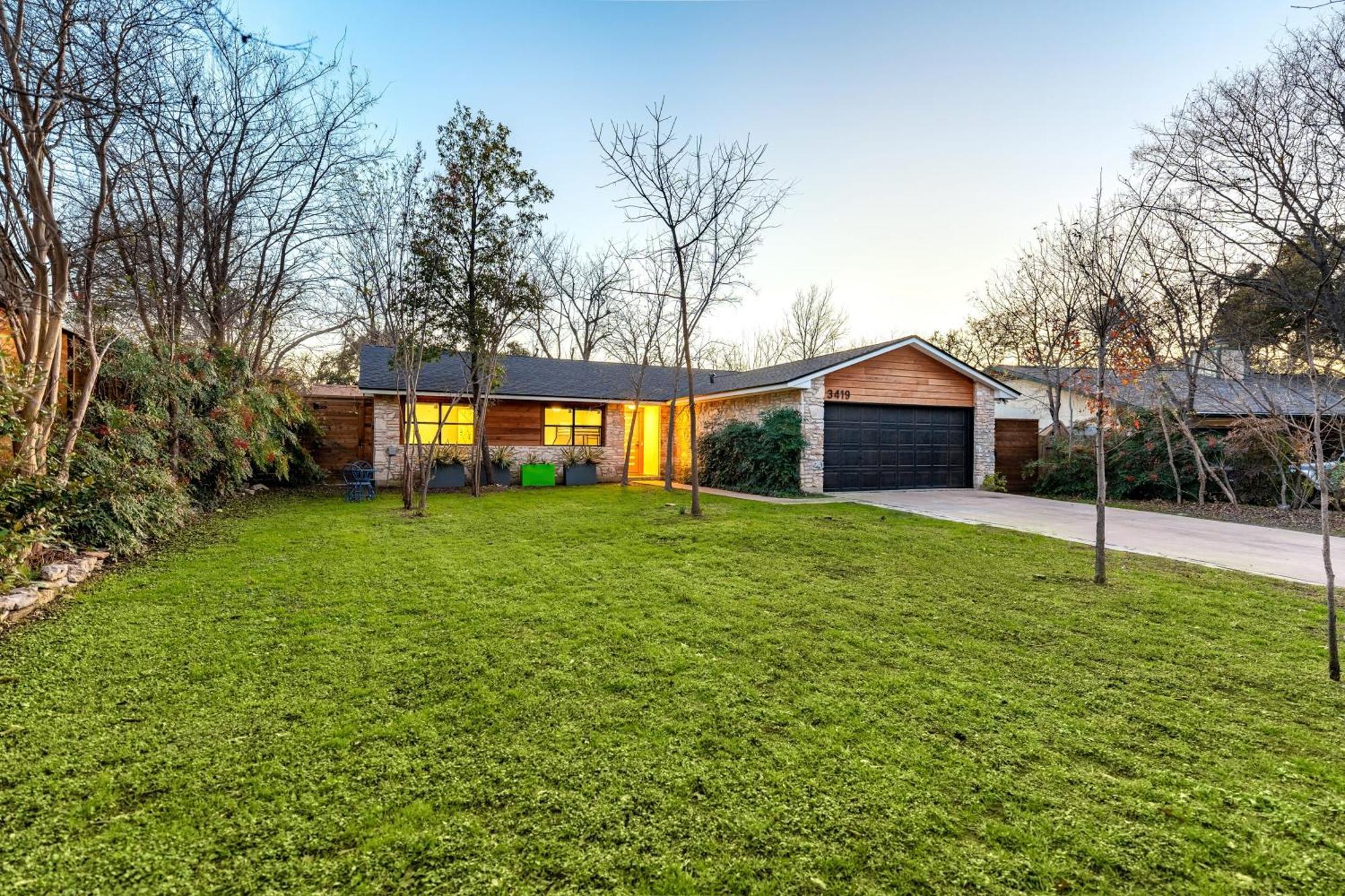 Private Yard W Bbq Games Steps To South Congress Barton Creek Clarksburg Holiday home