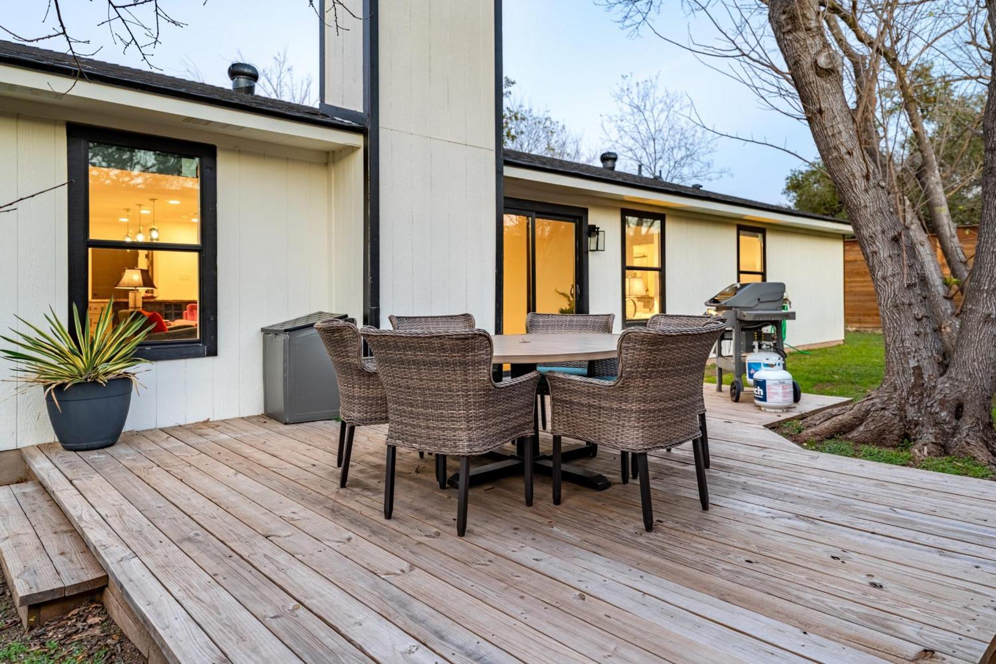 Private Yard W Bbq Games Steps To South Congress Barton Creek Clarksburg Holiday home *