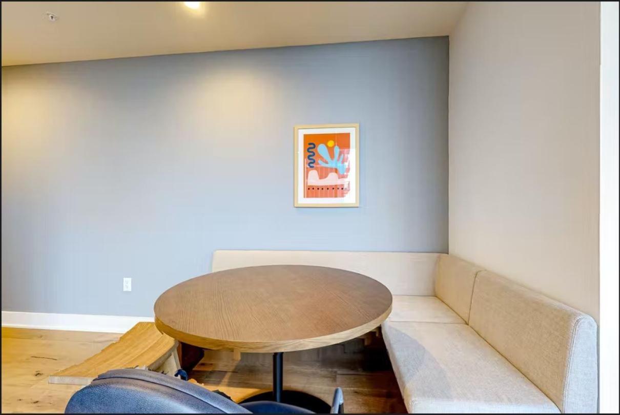 Downtown - 1br Lakeview 23rd-floor Aparthotel Austin