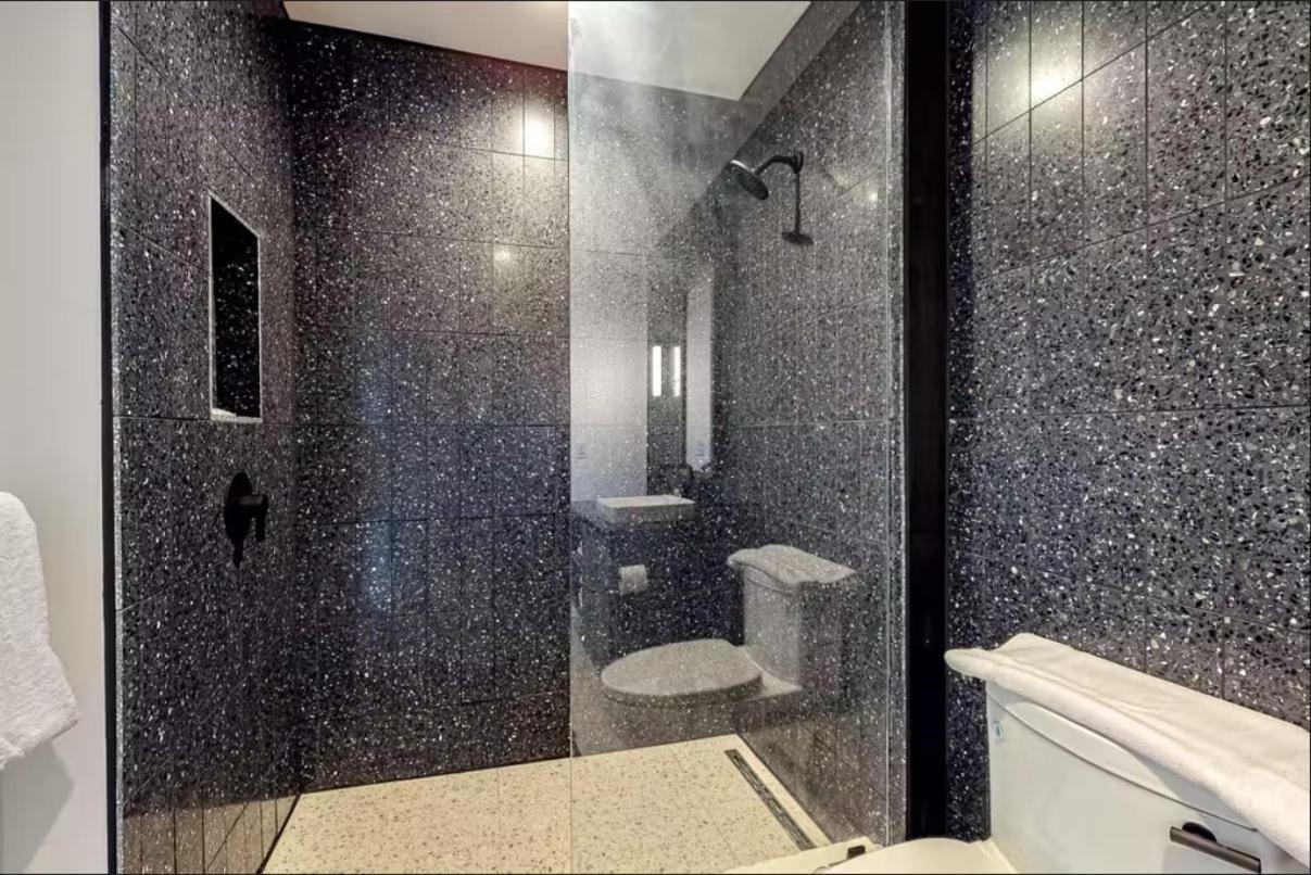 Aparthotel Downtown - 1br Lakeview 23rd-floor *