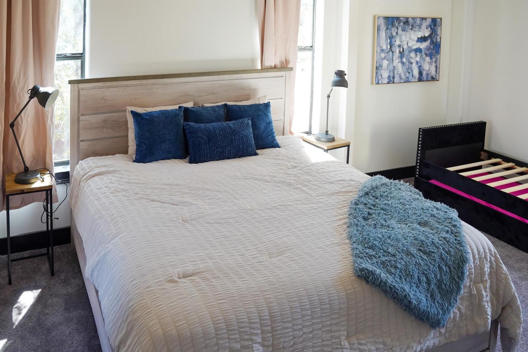 Huge Travis Family House With Ev Charger! Austin