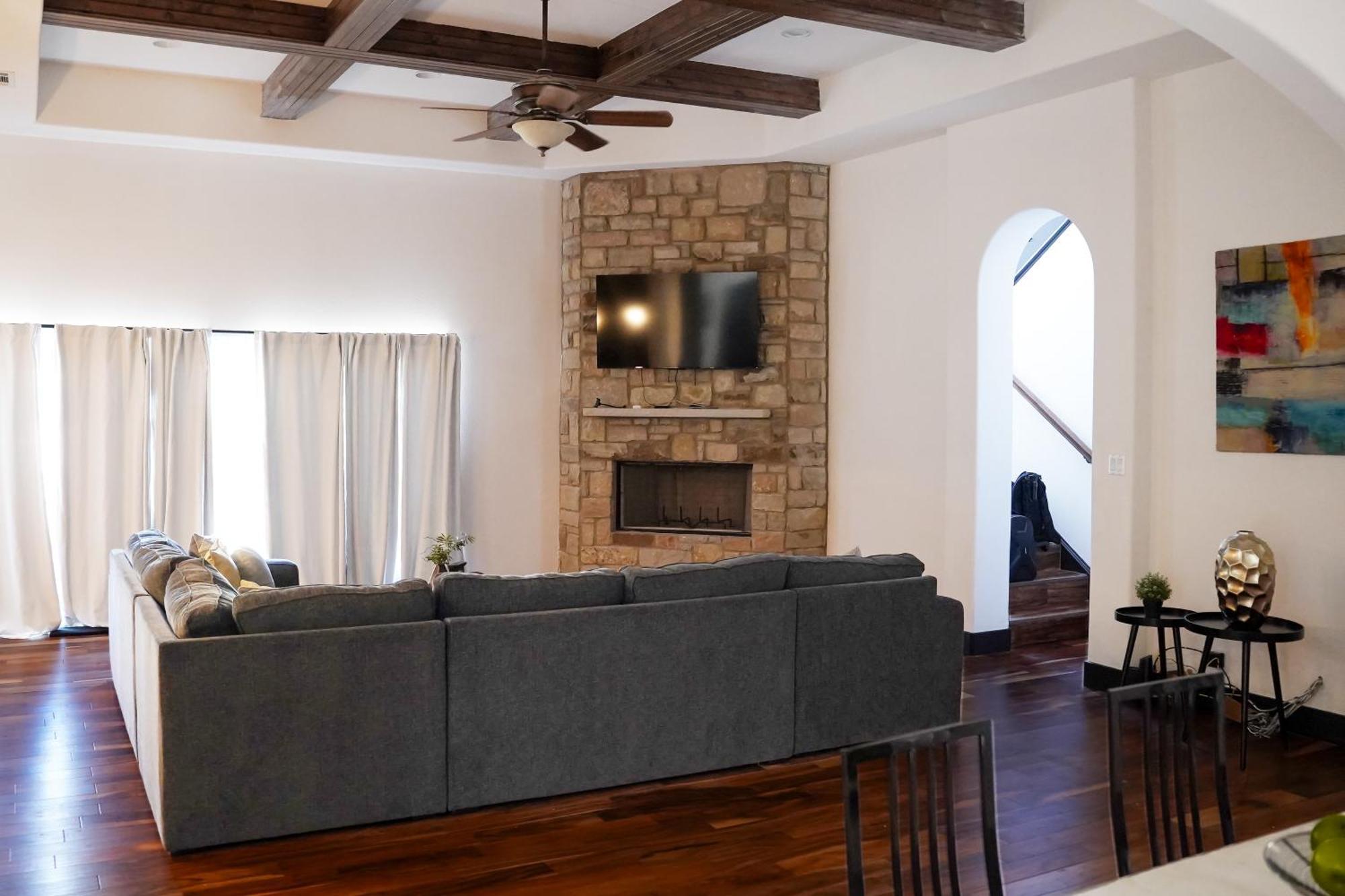 Huge Travis Family House With Ev Charger!