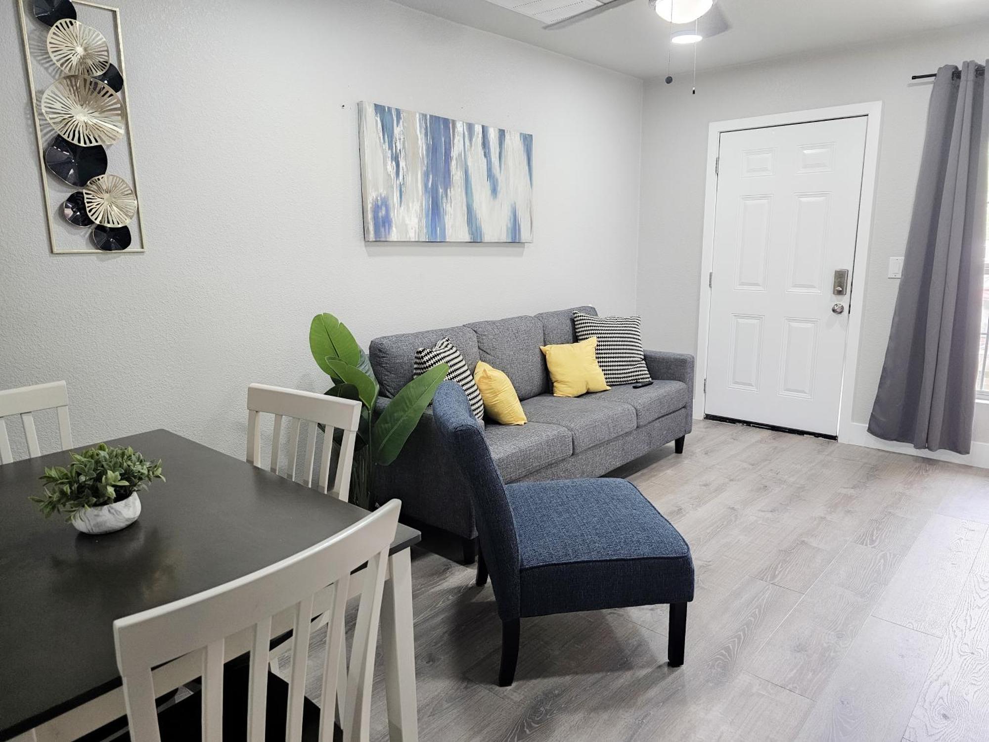 Homey 2br Near Dt & Airport Holiday home *