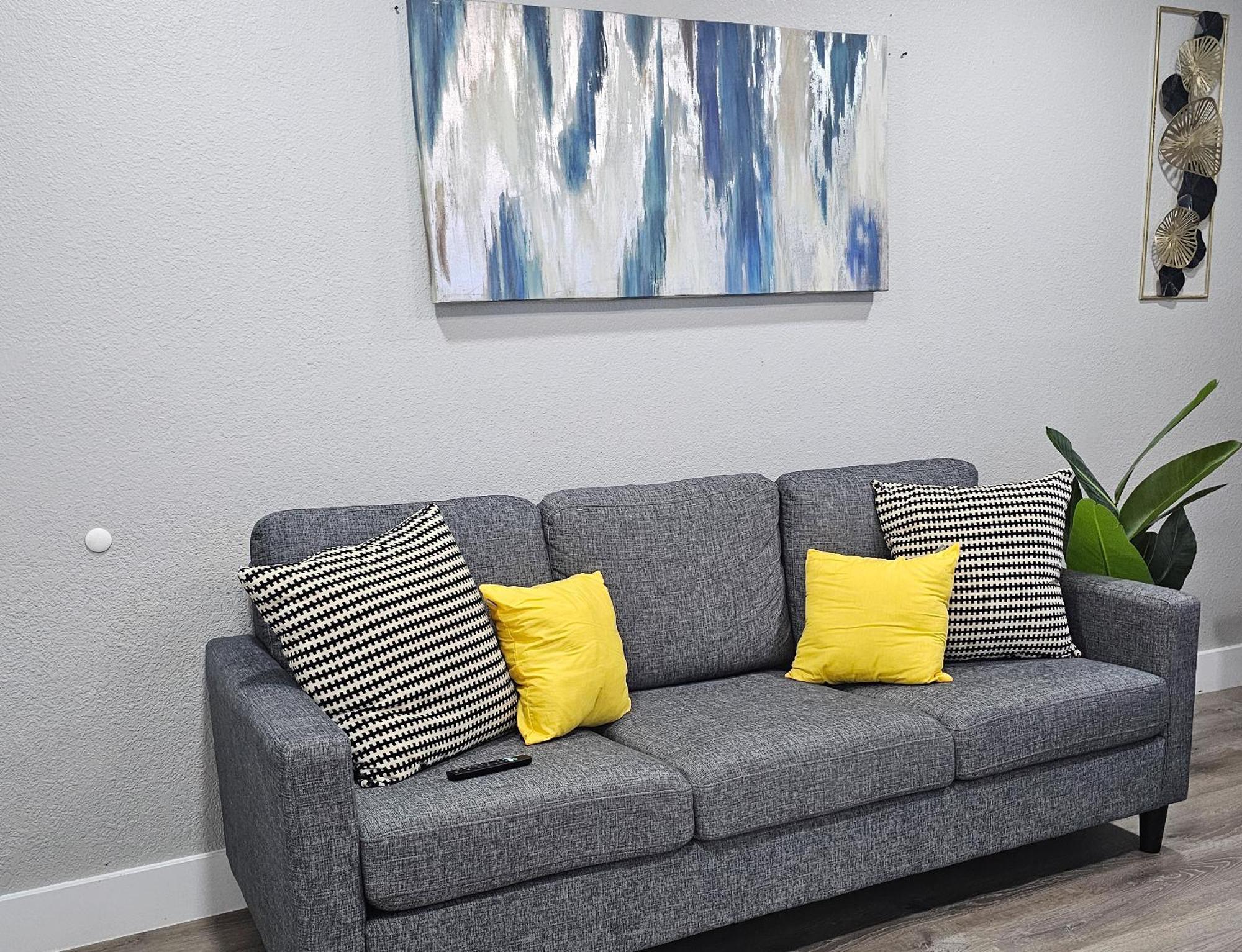 Homey 2br Near Dt & Airport *