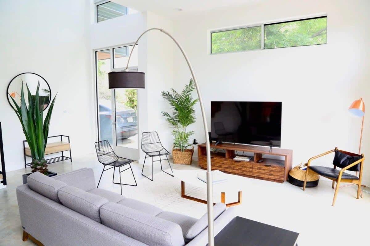 Stunning Modern W Pool & Hot Tub In Dt Holiday home