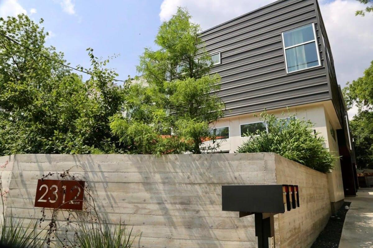Stunning Modern W Pool & Hot Tub In Dt Holiday home *