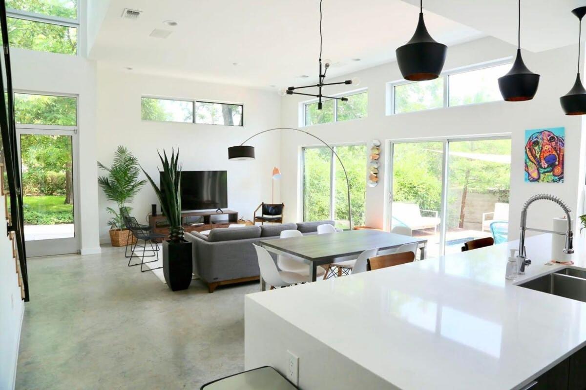 Holiday home Stunning Modern W Pool & Hot Tub In Dt Austin