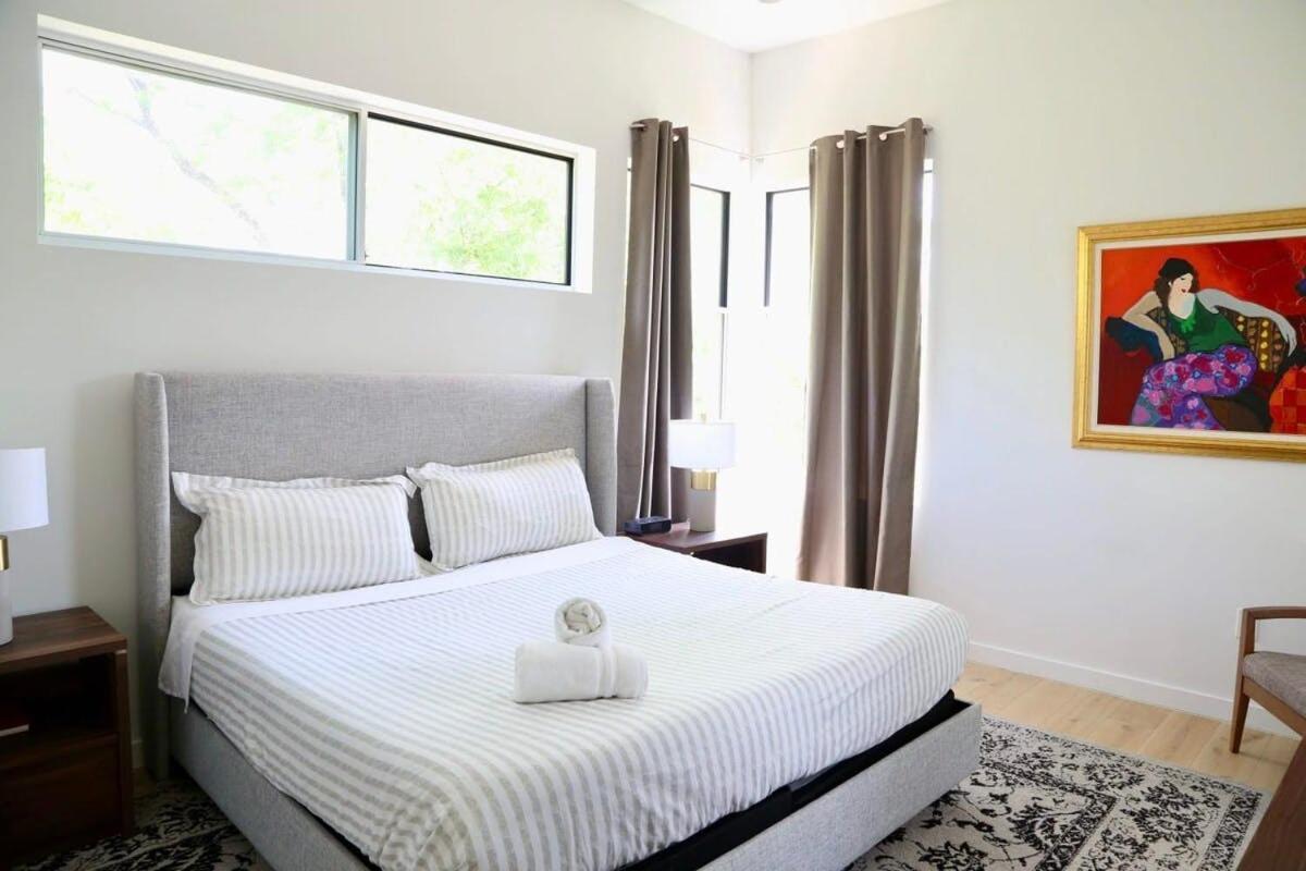 Stunning Modern W Pool & Hot Tub In Dt