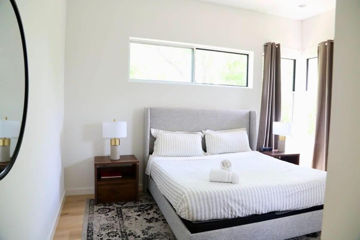 Stunning Modern W Pool & Hot Tub In Dt Holiday home