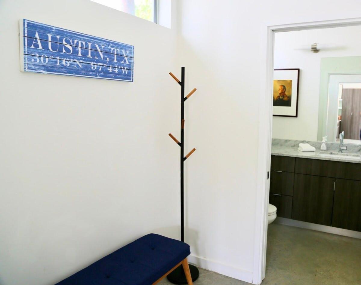 Stunning Modern W Pool & Hot Tub In Dt Holiday home Austin
